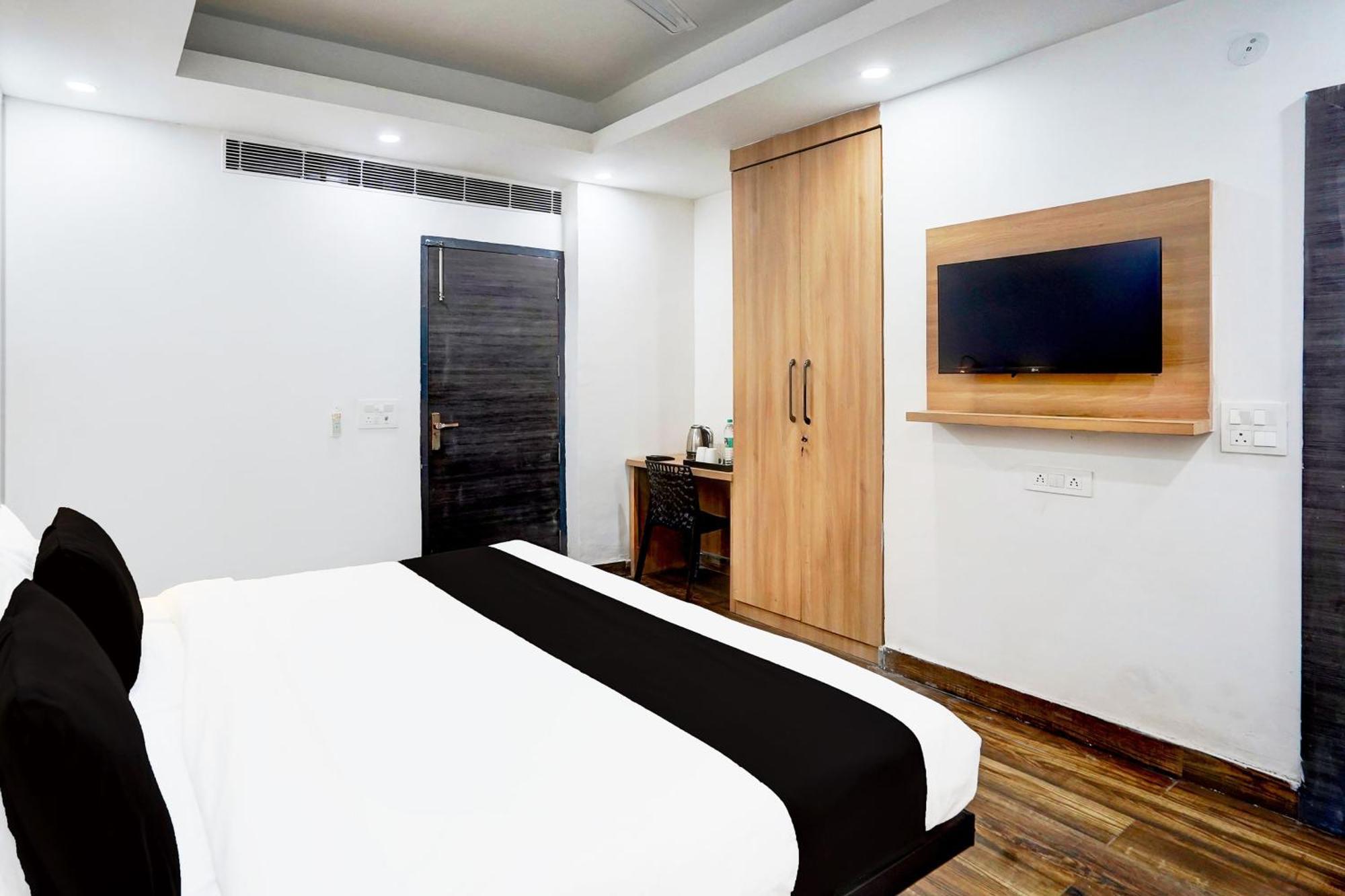 Super Townhouse Sector 104 Noida Hotel Exterior photo